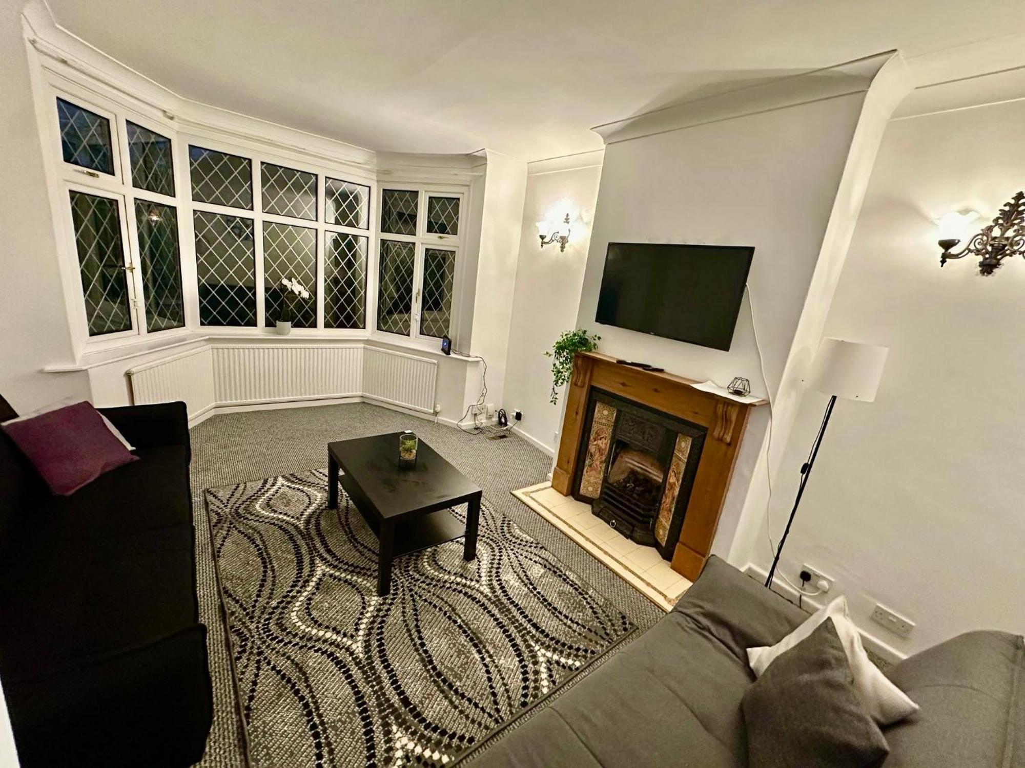 Spacious 4 Bed Home Near Nec, Jlr & Airport Parking For 3 Cars Ideal For Contractors! 索利赫尔 外观 照片