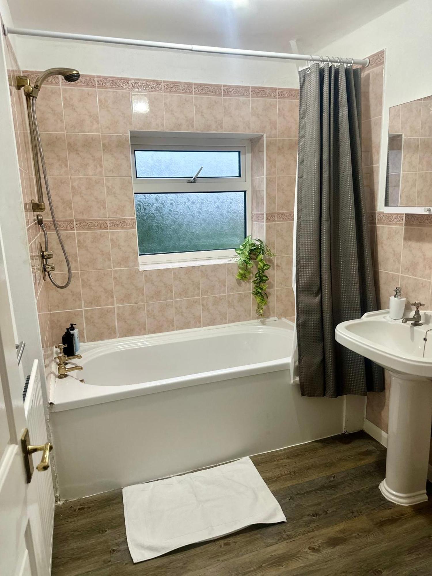 Spacious 4 Bed Home Near Nec, Jlr & Airport Parking For 3 Cars Ideal For Contractors! 索利赫尔 外观 照片
